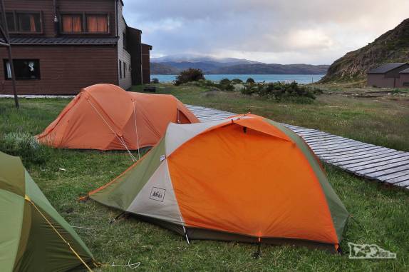 Às margens do lago Pehoe, nossa barraca no camping Paine Grande, no parque nacional Torres del Paine, no sul do Chile